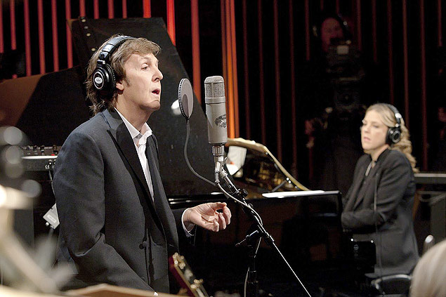 Paul McCartney, com a cantora e pianista Diana Krall ao fundo, durante ensaios para o DVD 'Live Kisses