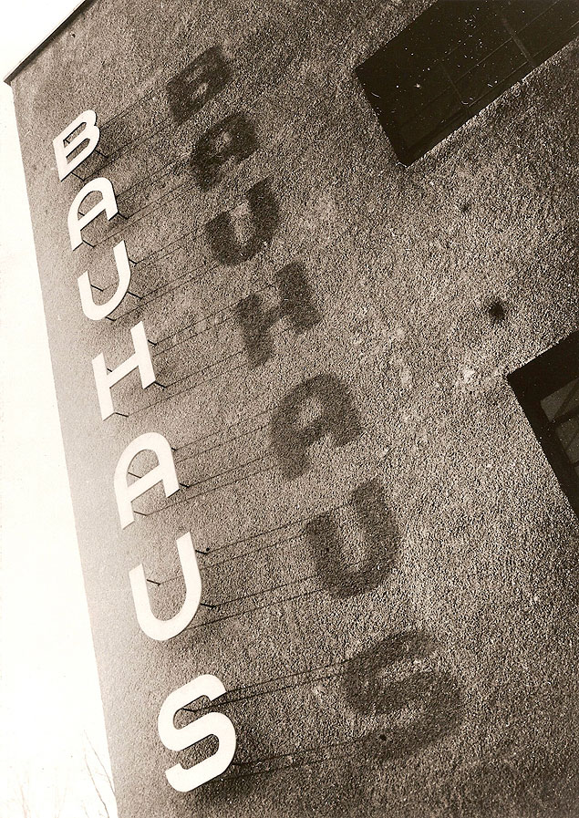 Fotografia de autor desconhecido da fachada da escola Bauhaus 