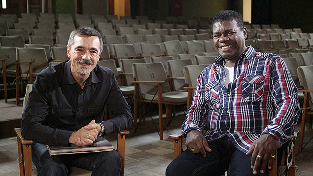 Charles Gavin (esq.) e Emílio Santiago, morto em março de 2013, em gravação do programa "O Som do Vinil"