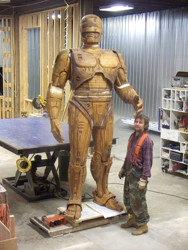 Imagem da esttua de bronze de 3 de Robocop, divulgada na internet