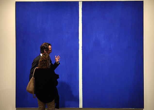 Visitantes observam a obra "Onement VI", de Barnett Newman