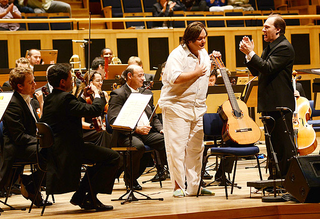 Yamandu Costa (de branco) em apresentao com a Orquestra Sinfnica Brasileira em SP