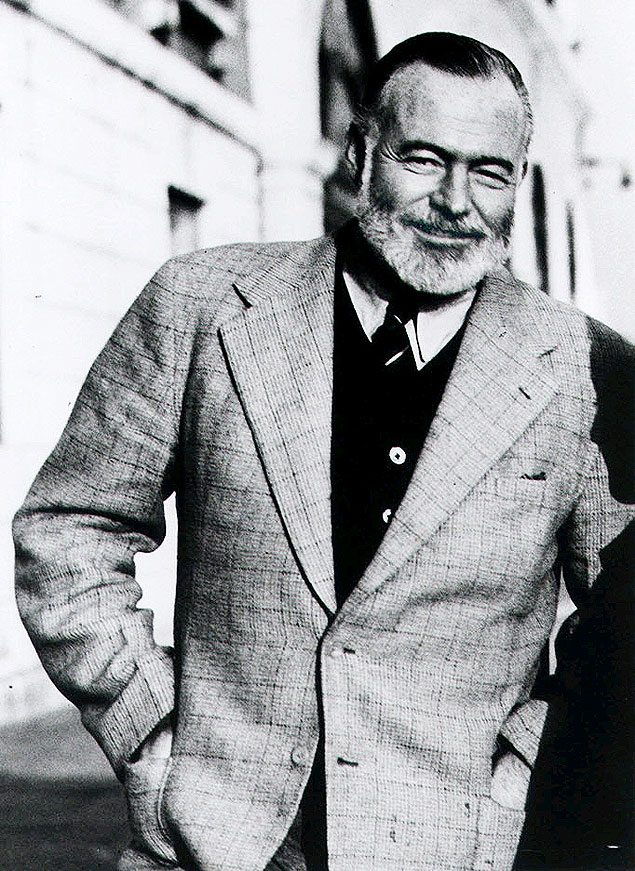 Ernest Hemingway na Ponte dos Suspiros, em Veneza, na Itália, em 1950