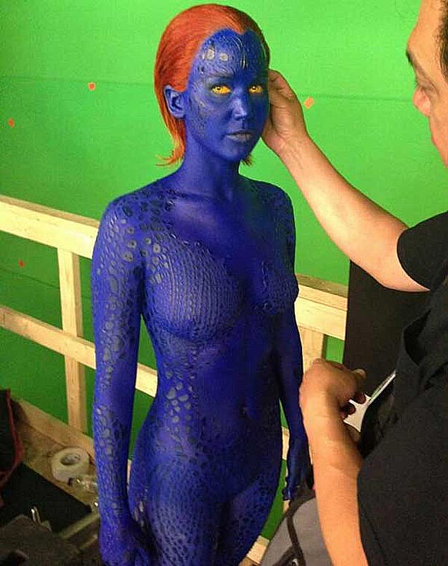 A atriz Jennifer Lawrence maquiada como a mutante Mstica, do novo "X-Men"