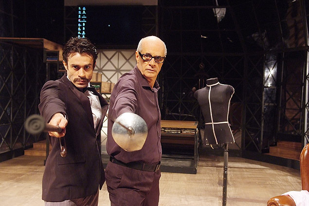 Eron Cordeiro e Marcos Caruso em cena da peça "Em Nome do Jogo", em cartaz no Novotel Jaraguá