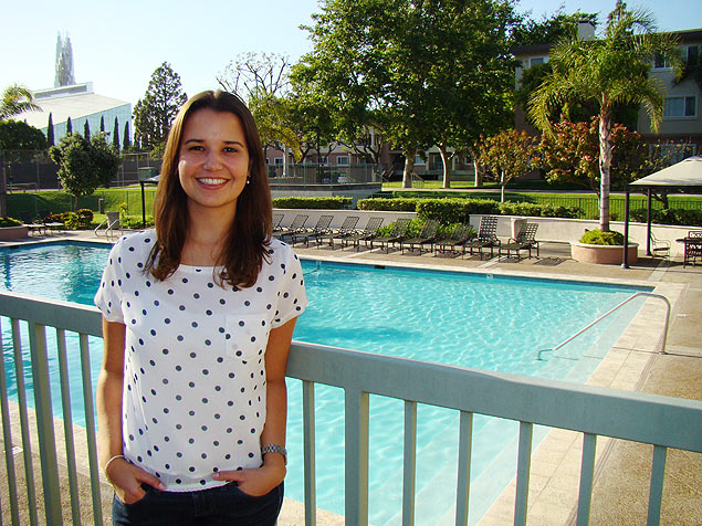 A carioca Marcela Mariz na piscina de seu condom�nio em Orange County, a uma hora de carro de Los Angeles