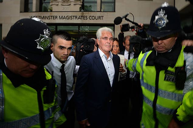 O agente de celebridades britnico Max Clifford (centro) chega para julgamento em Londres; ele  acusado do abuso de 11 menores