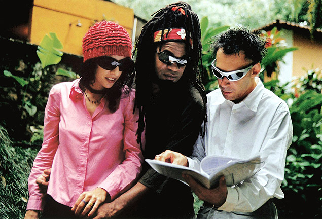 ORG XMIT: 430401_1.tif Música: Marisa Monte, Carlinhos Brown (centro) e Arnaldo Antunes, músicos que compõem o trio "Os Tribalistas". (L-R) (Brazilian musicians Marisa Monte, Arnaldo Antunes and Carlinhos Brown are seen in this undated handout photo. When three of Brazil's most talented musicians got together to record a song, they ended up writing enough new material to fill an album. REUTERS/Jorge Rosenberg/FEATURE/MUSIC-TRIBALISTAS) 
