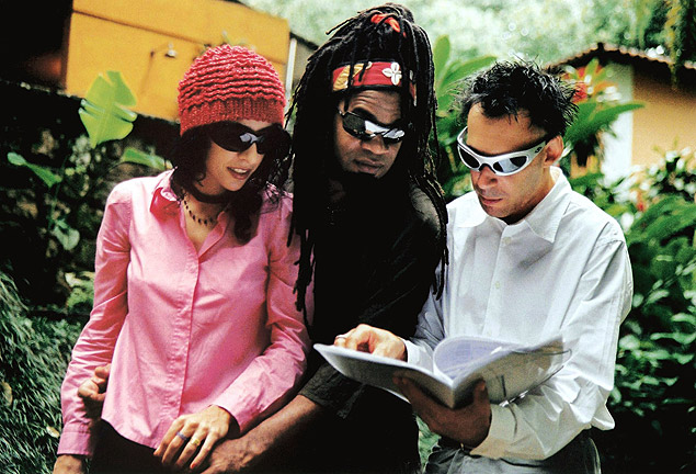 Marisa Monte, Carlinhos Brown (centro) e Arnaldo Antunes, em imagem de 2003