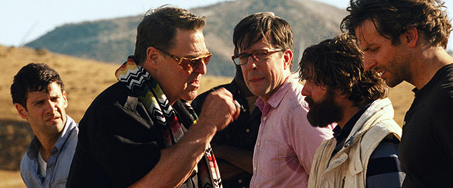A partir da esq., Justin Bartha, John Goodman, Ed Helms, Zach Galifianakis e Bradley Cooper em cena do filme "Se Beber, No Case 3"