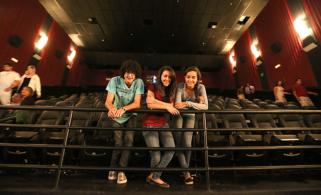 Leonardo Ramos no cinema com as amigas Wayne Beatriz e Joyce Neves: 