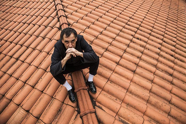 Arnaldo Antunes no telhado de sua casa no Alto de Pinheiros, em SP, mesmo lugar onde gravou DVD em 2010