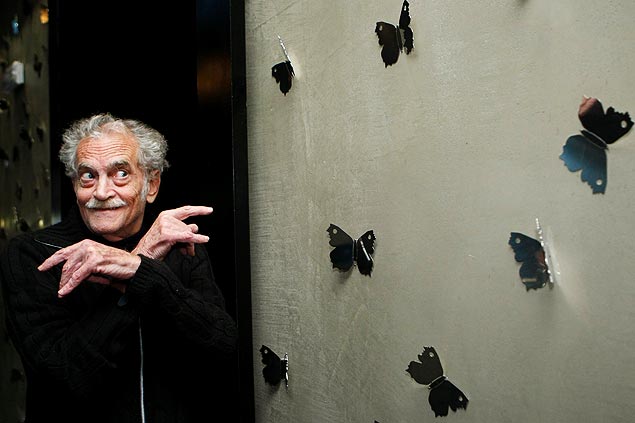 O escritor argentino Rodolfo Fogwill (1941-2010) posa para foto em Madri durante entrevista