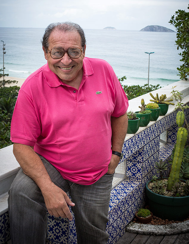O jornalista e escritor Ruy Castro em sua casa, no Rio