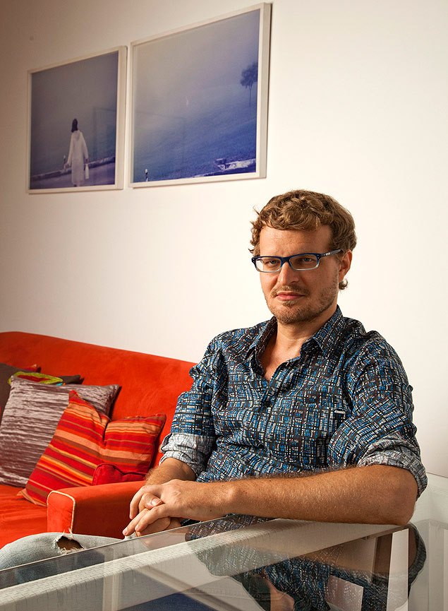 Marcelo Backes, escritor, em seu apartamento no Rio de Janeiro
