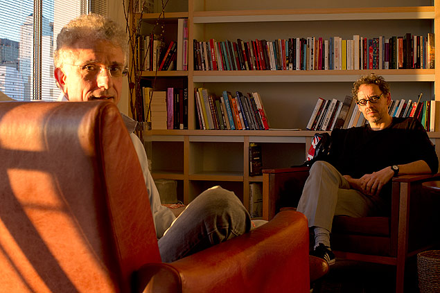 Contardo Calligaris (esq.) e o ator Emílio de Mello, durante entrevista no consultório do psicanalista, em SP