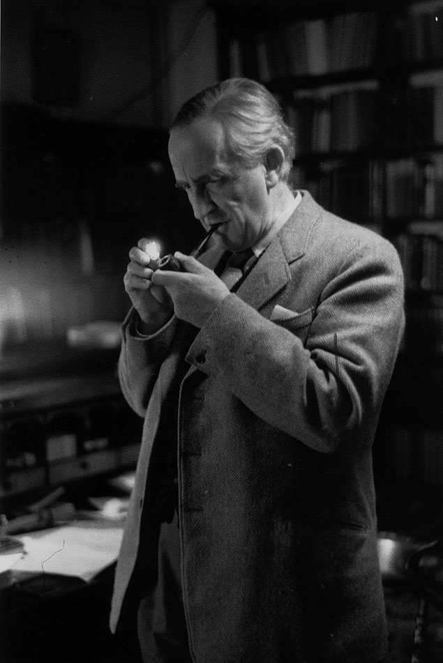 O escritor britânico John Ronald Reuel Tolkien (1892-1973), em dezembro de 1955