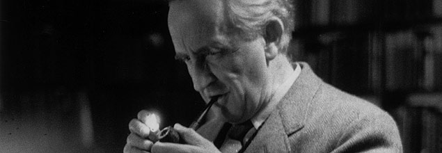 ORG XMIT: 512101_0.tif LOCAL DESCONHECIDO, 02-12-1955: Literatura: o escritor John R. R. Tolkien. *** 2nd December 1955: Taking a relaxing smoke, Fellow of Merton College, Oxford, Professor J R R Tolkien (John Ronald Reuel Tolkien) (1892 - 1973) . Philologist and author of 'The Hobbit' and its sequel 'The Lord of the Rings'. Original Publication: Picture Post - 8464 - Professor J R R Tolkien - unpub. (Photo by Haywood Magee/Picture Post/Getty Images) 