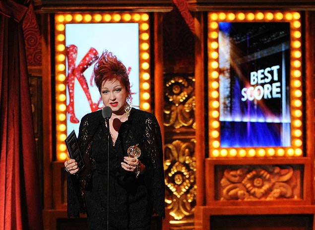 A cantora e compositora Cyndi Lauper, primeira mulher a receber o prêmio Tony de composição musical