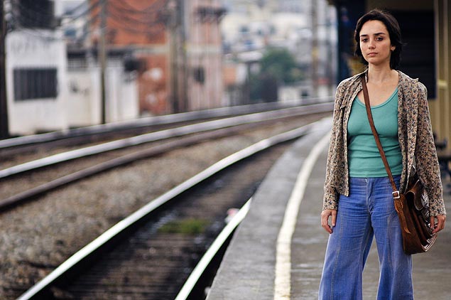 Simone Spoladore interpreta a ativista Ana em cena do filme "A Memria que me Contam"