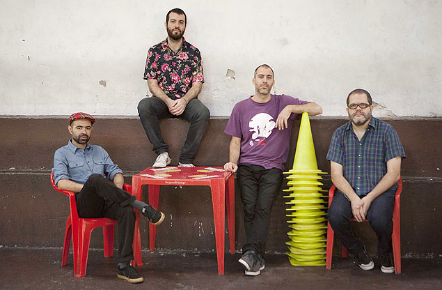 Rodrigo Campos, Marcelo Cabral, Kiko Dinucci e Romulo Fróes, do grupo Passo Torto, que lança o disco "Passo Elétrico"