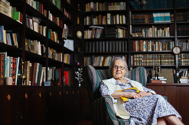 A escritora Tatiana Belinky na biblioteca de sua casa 