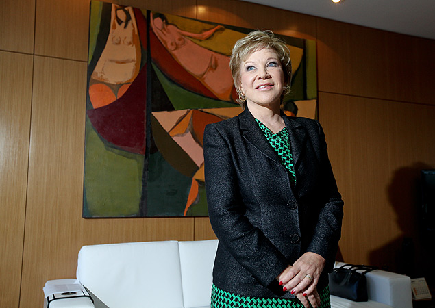 A ministra da Cultura, Marta Suplicy, posa para retrato em seu gabinete em Brasília