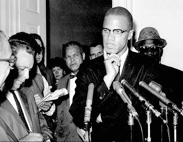 O ativista Malcolm X fala à imprensa em Washington, em 1963, dois anos antes de ser assassinado