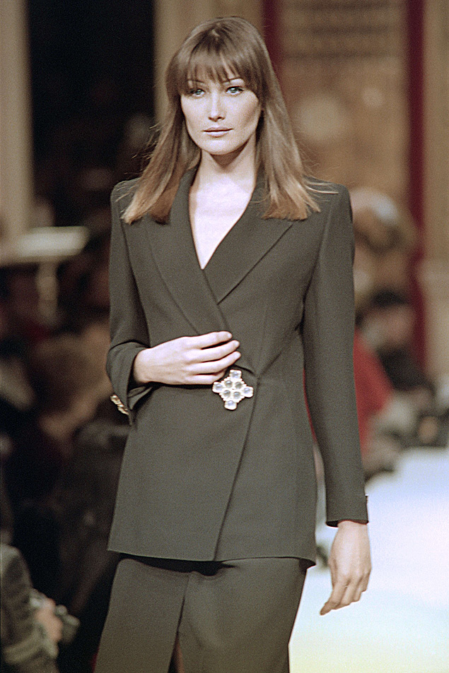 Carla Bruni, ex-modelo e ex-primeira dama da Frana desfila para Scherrer na temporada de moda 1993/94 