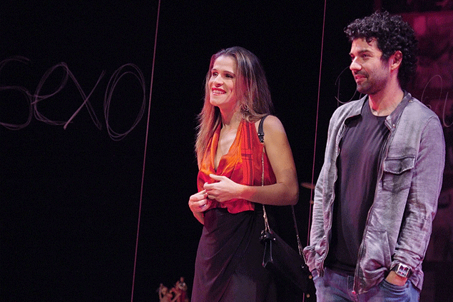 Ingrid Guimares e Gustavo Machado em cena da pea "Razes para Ser Bonita"