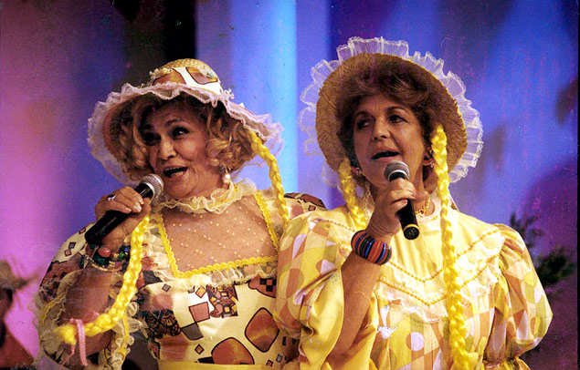 As irms Hebe (esq.) e Stella Camargo como uma dupla caipira, em imagem de 1993
