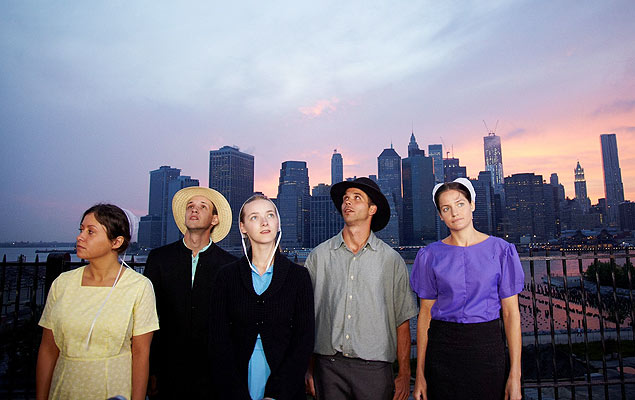 Sabrina, Abe, Rebecca, Jeremiah e Kate (da esquerda para a direita) encaram o desafio de viver na metrópole no reality "Mundo Amish: Rompendo as Regras"