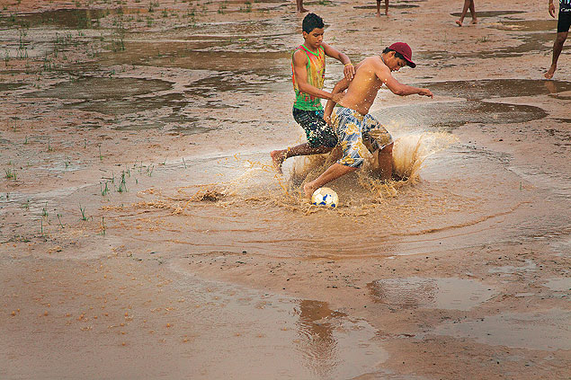 Reproduo de pgina do livro do fotgrafo Caio Vilela sobre futebol de rua no Brasil