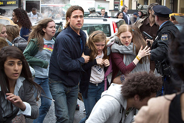 Brad Pitt na cena em que seu personagem tenta escapar com sua mulher e as duas filhas do grande ataque dos zumbis