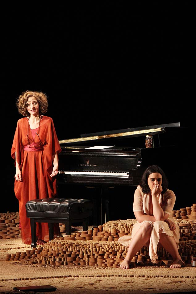 Maria de Medeiros (esq.) e Laura Castro em cena da pea "Aos Nossos Filhos"