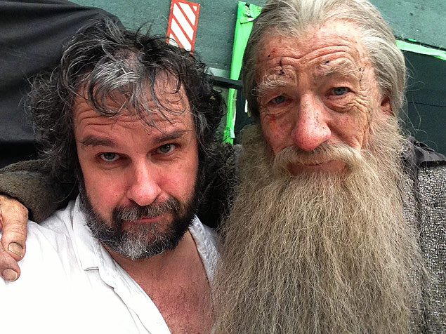 O cineasta Peter Jackson (esq.) e o ator Ian McKellen, caracterizado como Gandalf
