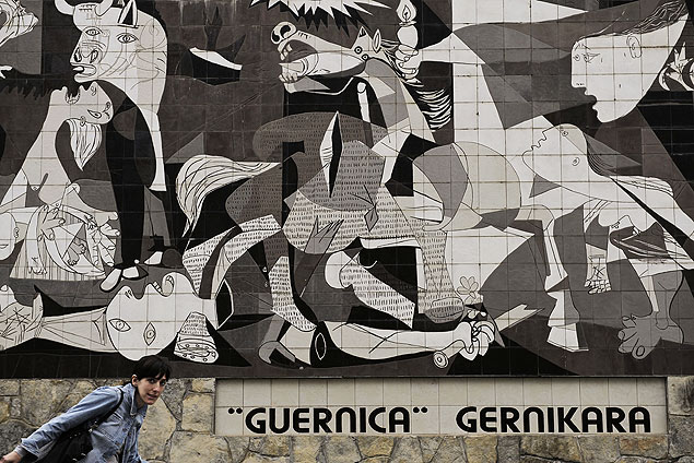 Réplica do painel 'Guernica'(1937) de Pablo Picasso, que retrata o bombardeio sobre a cidade basca durante a Guerra Civil Espanhola 