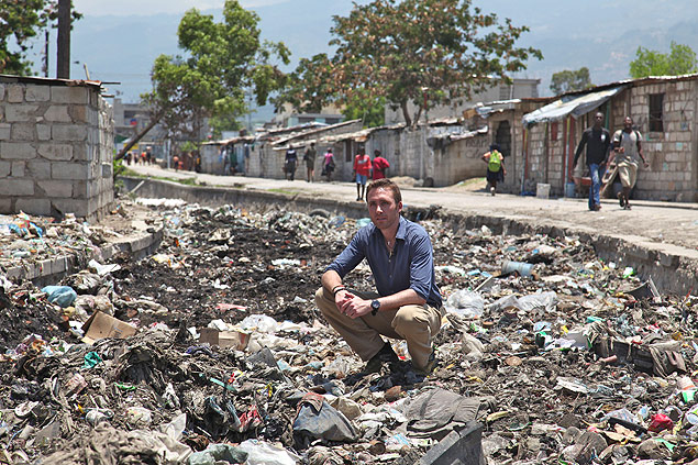 Philippe Cousteau no Haiti em cena da serie "Going Green: Earth", da CNN International