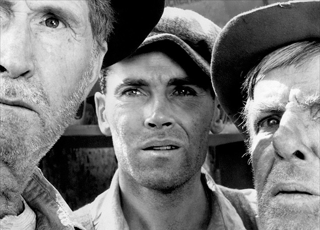 Henry Fonda (centro) em cena da primeira verso de "As Vinhas da Ira" (1940), dirigida por John Ford