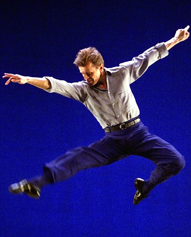 O bailarino Mikhail Baryshnikov salta durante coletiva de imprensa em Madri, em 1999 