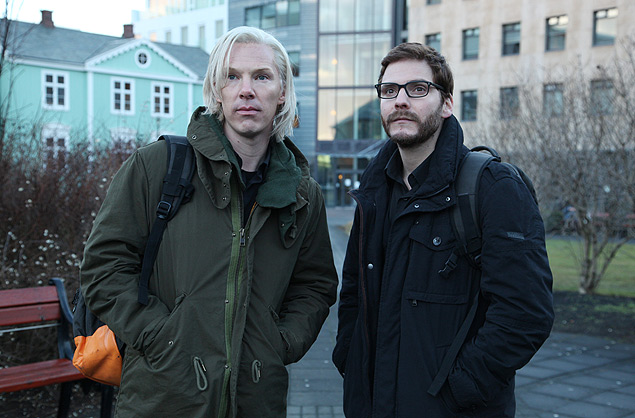 Cena de 'O Quinto Poder', com Benedict Cumberbatch como Julian Assange ( esq.) e Daniel Bruhl como Daniel Domscheit-Berg