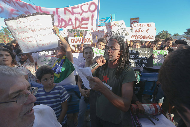 Protesto de moradores de Paraty em frente  prefeitura durante a Flip 2013