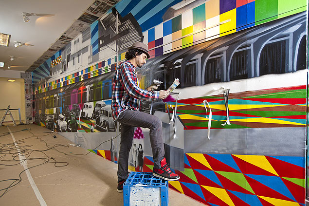 O muralista Eduardo Kobra realiza mais uma obra dentro do aeroporto de Congonhas (no corredor proximo ao desembarque). A pintura e baseada numa foto antiga do proprio aeroporto