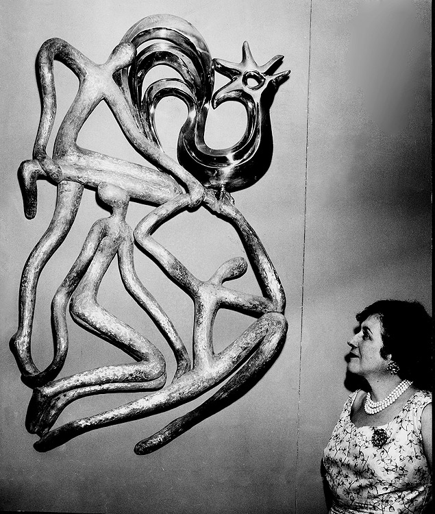 A escultora mineira Maria Martins posa para retrato ao lado da escultura "Galo Gaulês II", em 1956