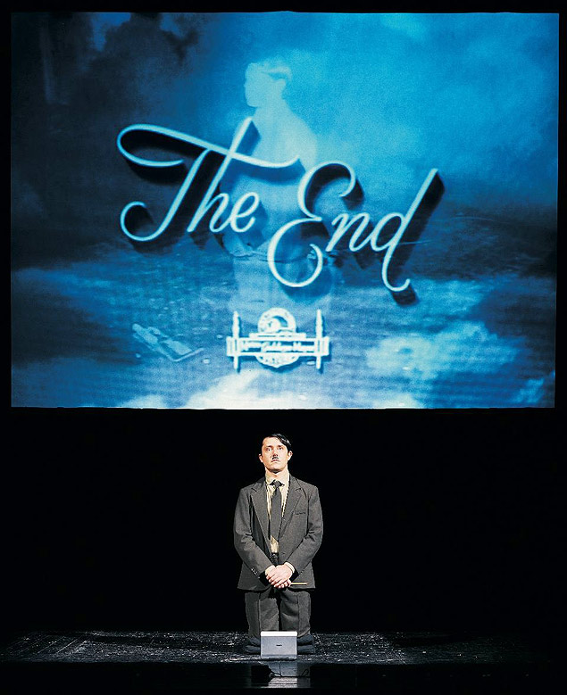 O ator Marco Cavalcoli em cena da pea "Him"