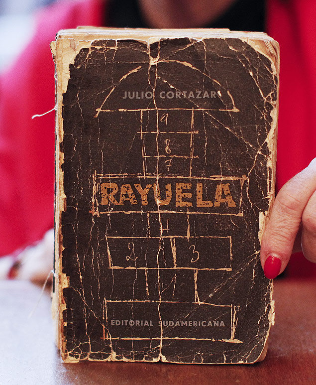 Exemplar da primeira edi��o do livro, cujo t�tulo original � 'Rayuela', � exibido em mostra