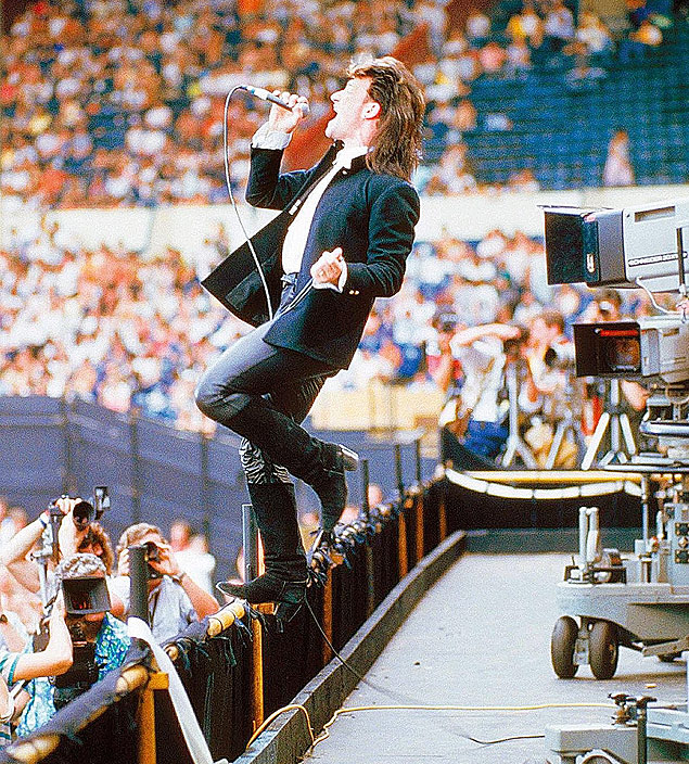 Bono Vox, vocalista da banda U2, durante show no Live Aid, em 1985 