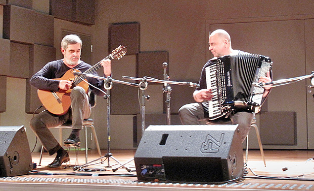 O violonista Marco Pereira e o acordeonista Toninho Ferragutti fazem apresentao em SP