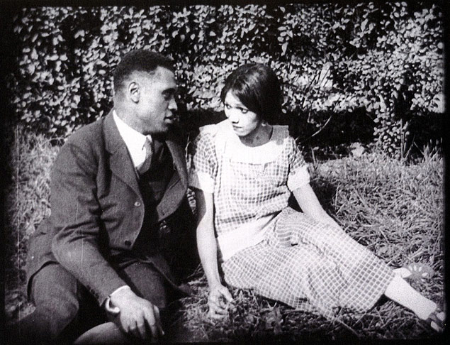 Paul Robeson e Mercedes Gilbert em cena de "Corpo e Alma", filme dirigido por Oscar Micheaux em 1925