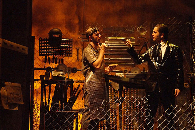 Ernani Sanchez (esq.) e Pedro Felcio em cena do espetculo 'Quanto Custa?', baseado em duas peas do alemo Bertolt Brecht